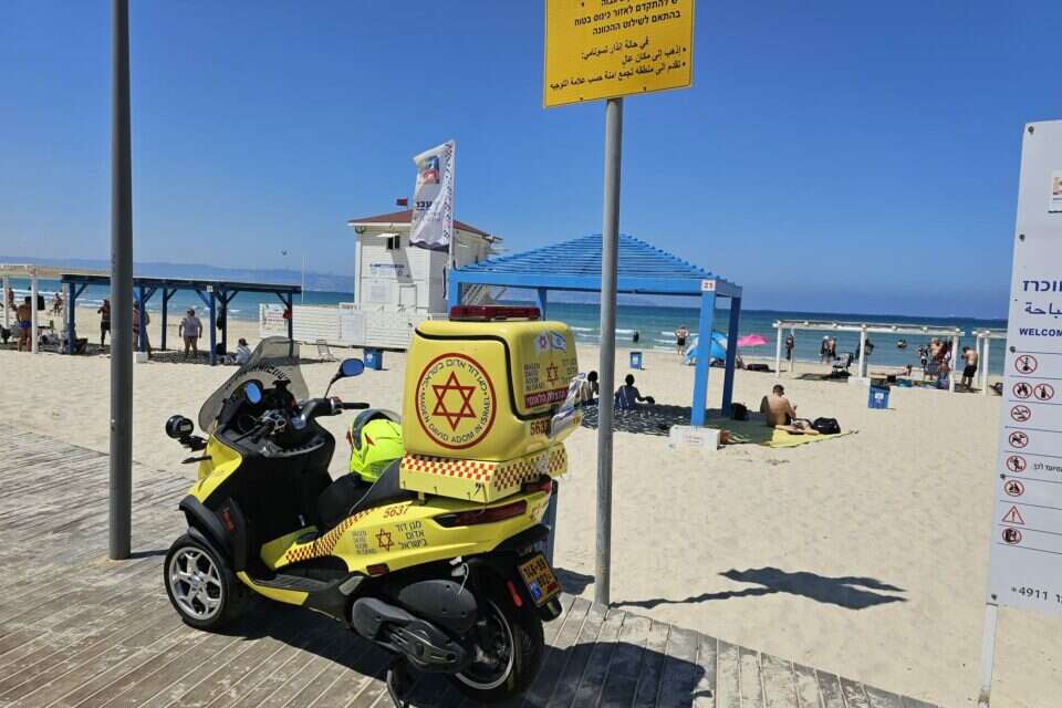 גבר שנמשה מהים ע"י המצילים מחוסר הכרה , תיעוד מבצעי מד"א