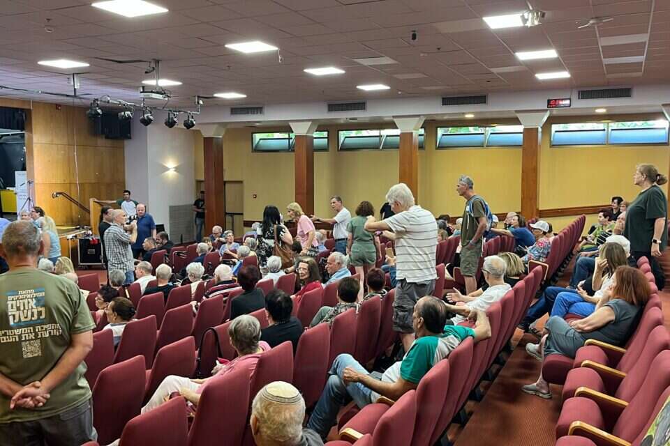 מחאת אחים לנשק במשען בזמן נאומו של חבר הכנסת ניסים ואטורי , ללא