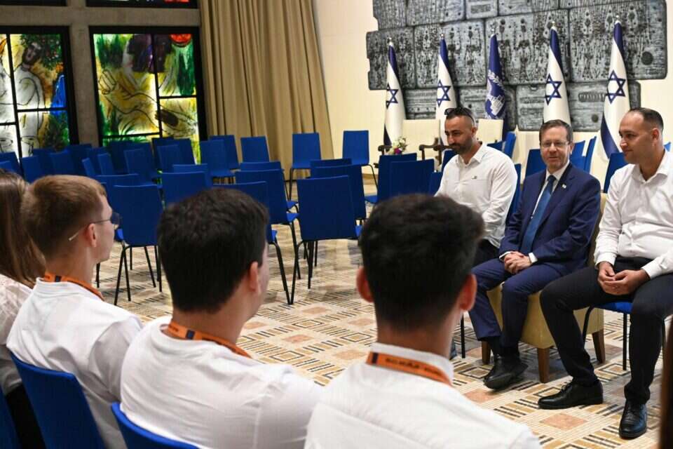 מפגש בין נערים יהודים לערבים בבית הנשיא