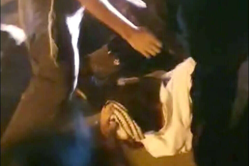 שוטר תולש את זקנו של תושב שהפגין בכניסה לעטרת , השימוש נעשה בהתאם לסעיף 27א׳ לחוק זכויות יוצרים