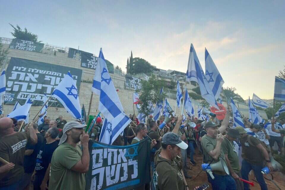 הפגנת אחים לנשק מול ביתו של יריב לוין , אחים לנשק
