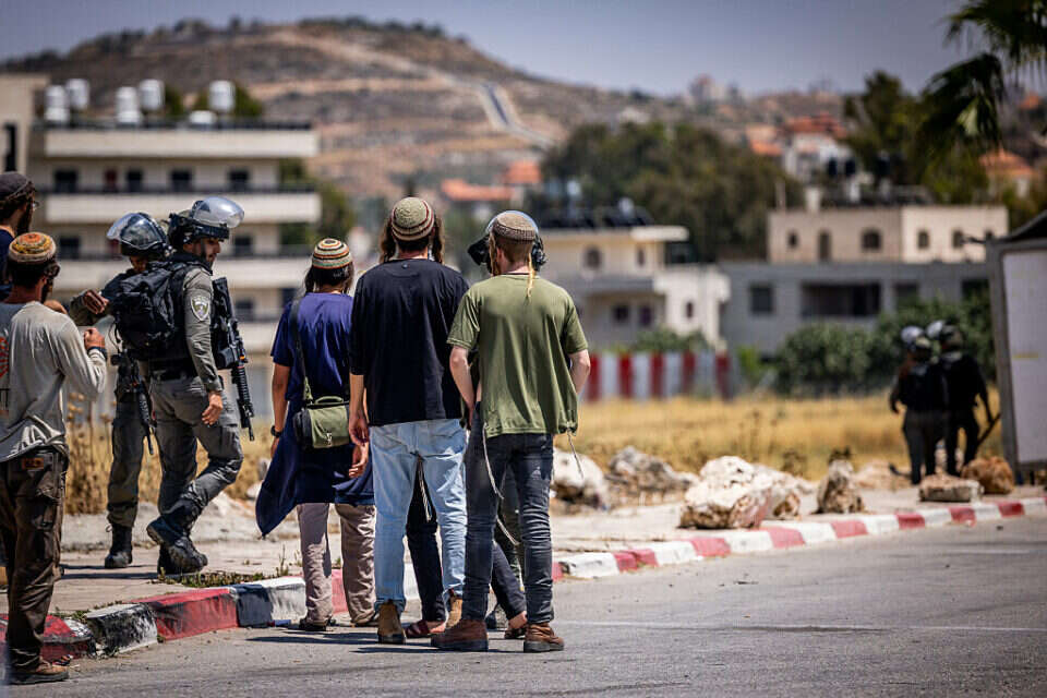 מתיישבים בכניסה לכפר תורמוס עיא (אילוסטרציה) , יונתן זינדל/פלאש90