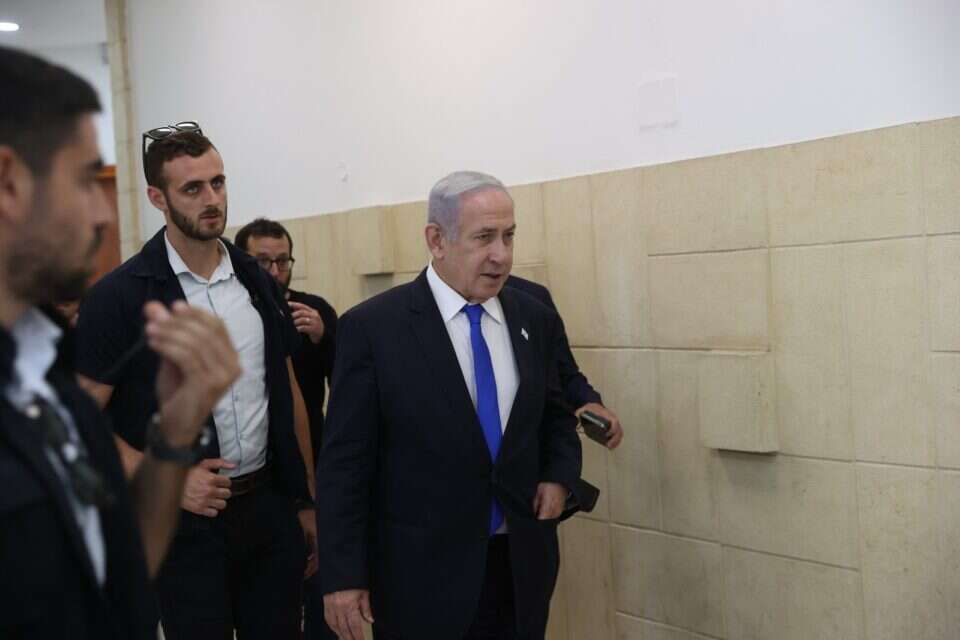 נתניהו בכניסה לאולם בית המשפט (ארכיון) , אלכס קולומויסקי