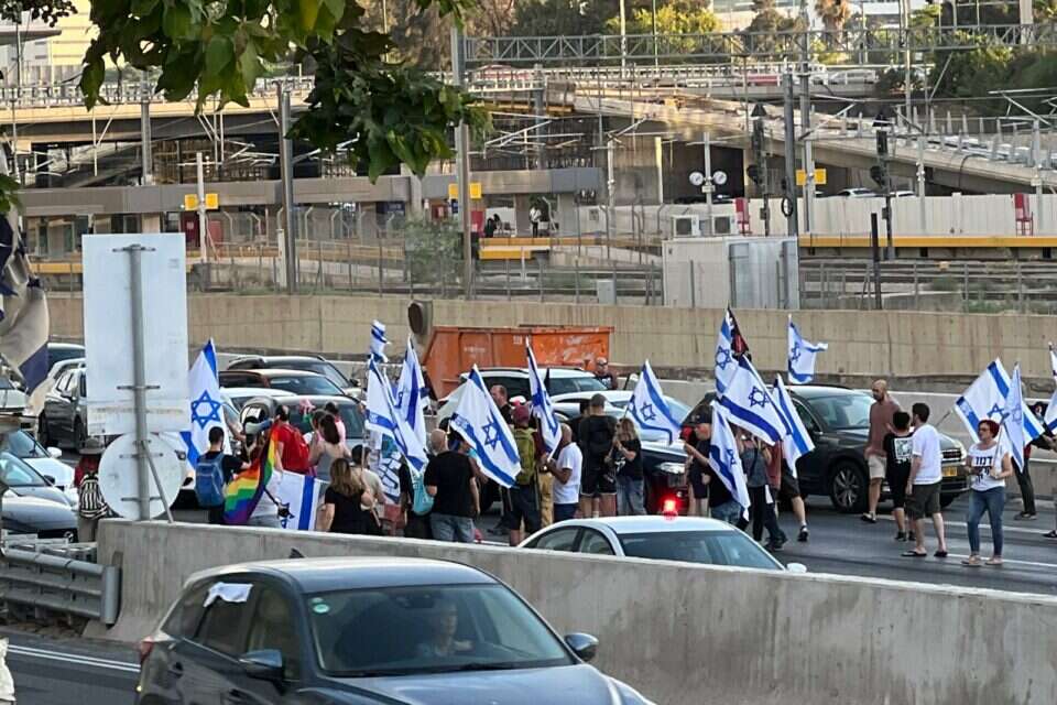 מפגינים חוסמים את איילון , לפי סעיף 27א'
