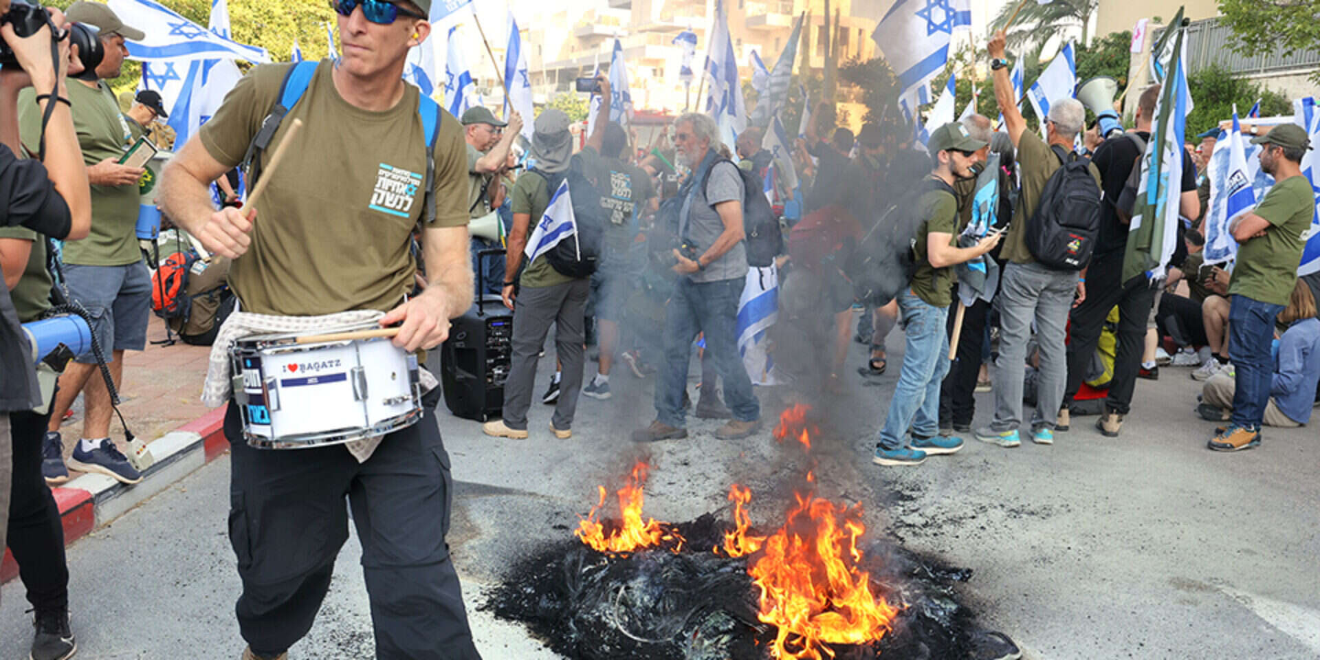 הבערת צמיגים בהפגנה ליד ביתו של שר המשפטים לוין