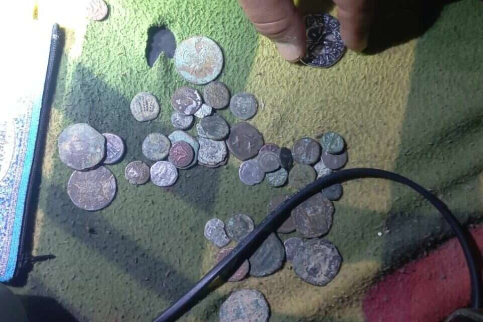 מטבעות עתיקים שנמצאו בביתו של החשוד , דוברות המשטרה