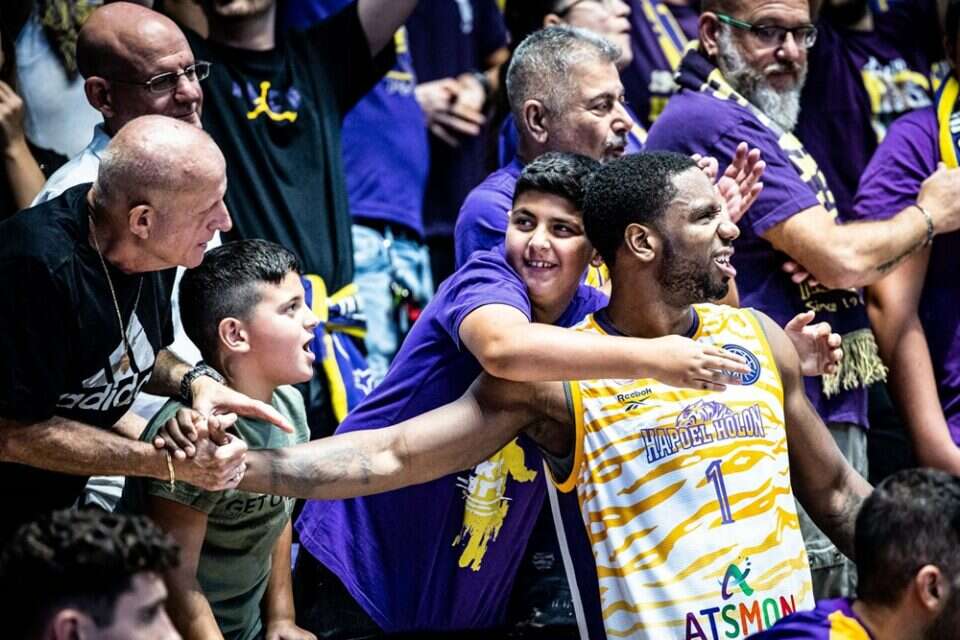 ג'ו רגלנד. התאהב בישראל , FIBA