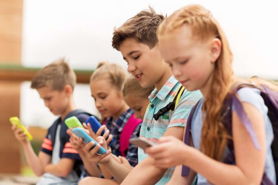 ילדים משתמשים בטלפונים ניידים , Thinkstock Photos