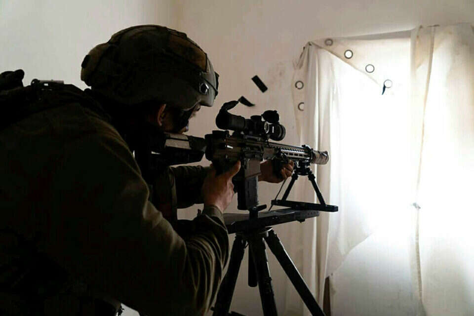 החשש: הציבור יפרש כל פעולה צבאית ככזו שמגיעה משיקולים פוליטיים. צלף צה"ל בג'נין , דובר צה"ל