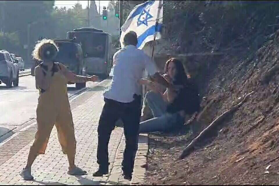 מאבטח מחוץ לביתה של השרה גילה גמליאל מעכב מפגינה באלימות , כח קפלן