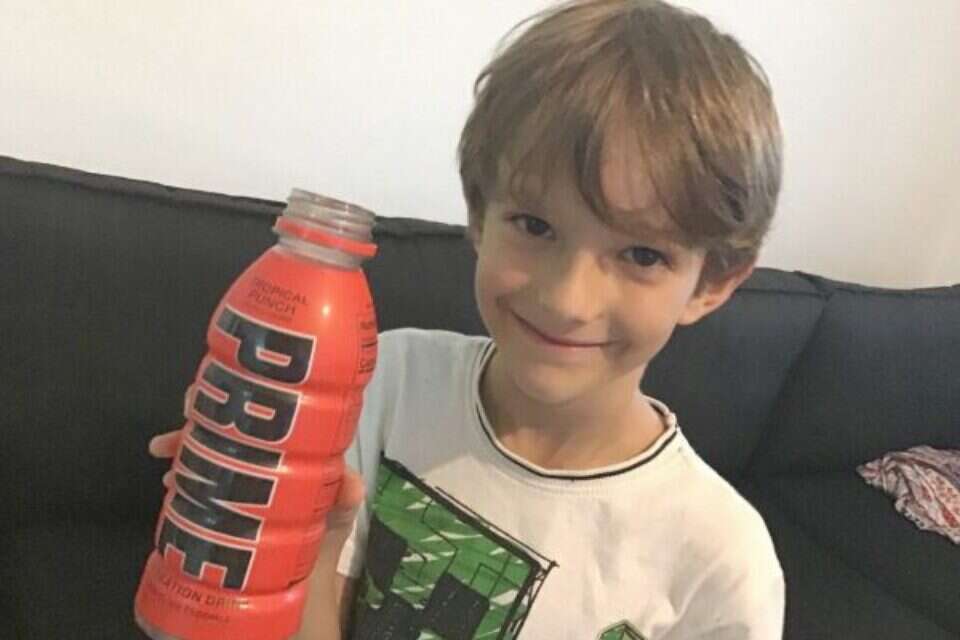 גאה להיות הבעלים של בקבוק Prime. טום