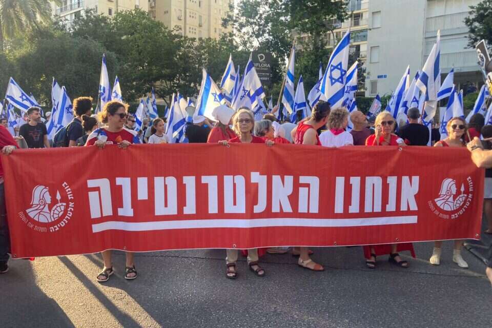 מפגינים מול ביתו של השר אופיר אקוניס