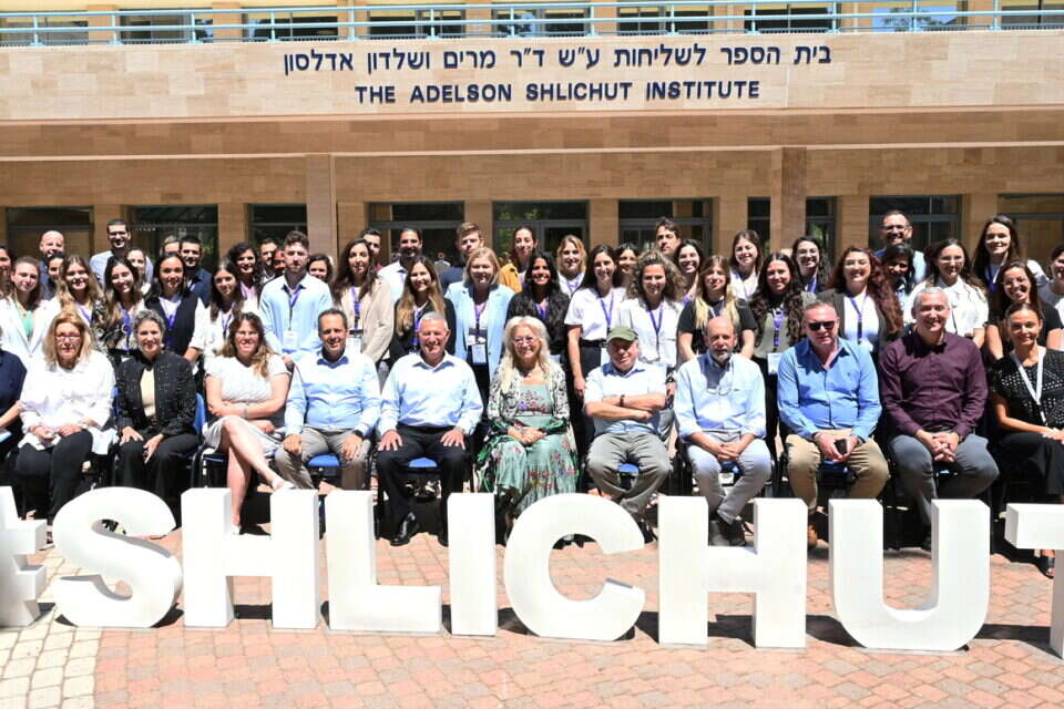 במרכז, מימין לשמאל: נתן שרנסקי, ד"ר מרים אדלסון, אלוף (במיל') דורון אלמוג, מארק וילף ומנכ"לית הסוכנות היהודית אמירה אהרונוביץ' , יוסי זליגר