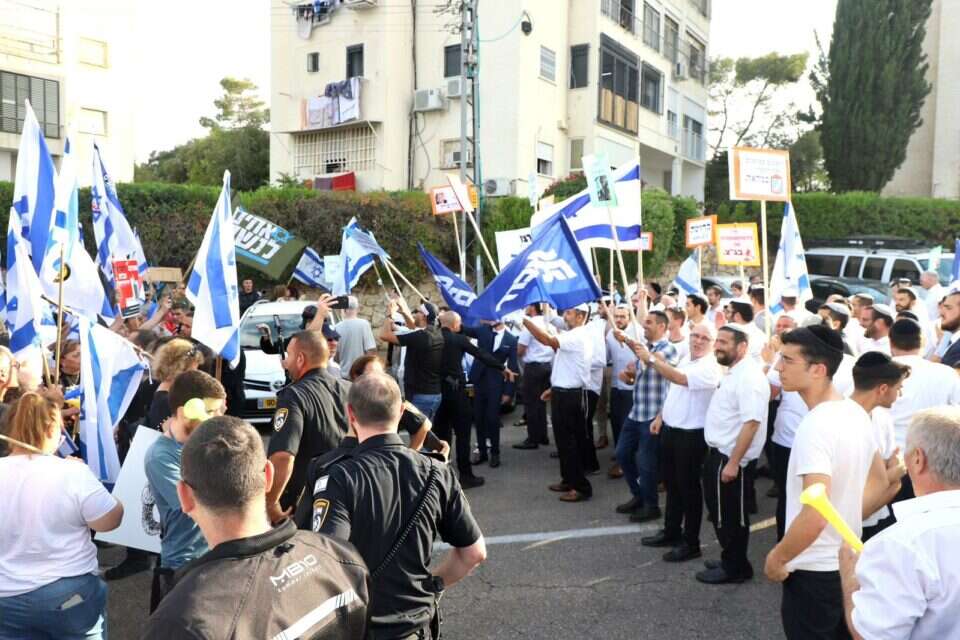 עשרות מפגינים בעד ונגד הרפורמה מול ביתו של ח"כ אריאל קלנר בחיפה , הרצי שפירא