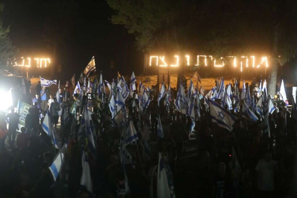 המחאה מחוץ לביתו של גלנט , ללא