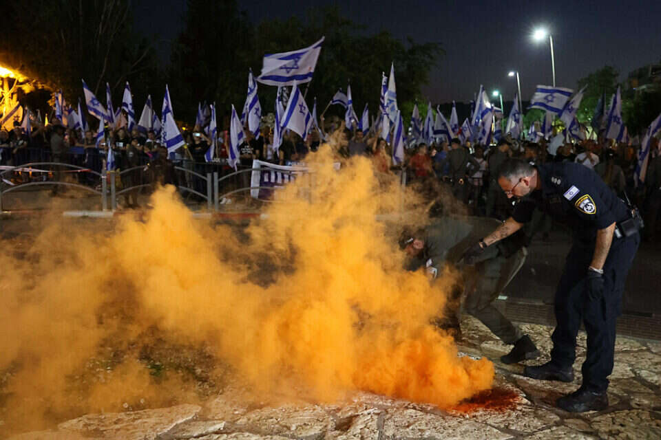 המחאה מול ביתו של יריב לוין , יהונתן שאול