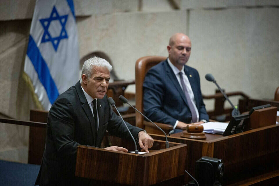 יאיר לפיד נואם בדיון הערב