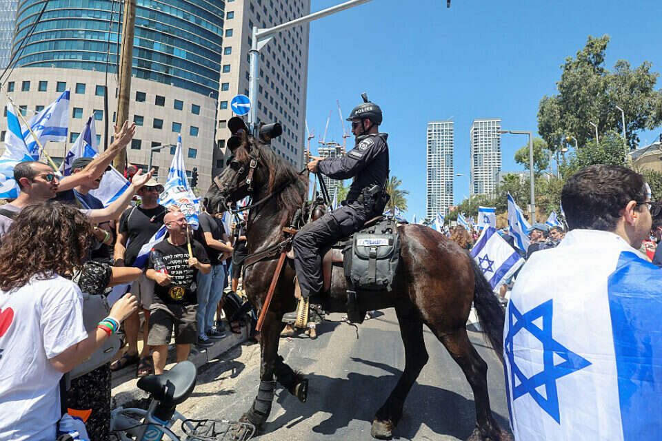 עימותים בין שוטרים למפגינים , רויטרס, ניר אליאס