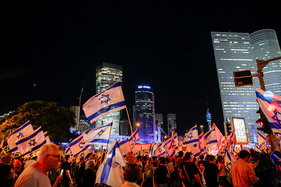 מפגינים בצומת קפלן ליד מגדלי עזריאלי בתל אביב ברגעים אלה
