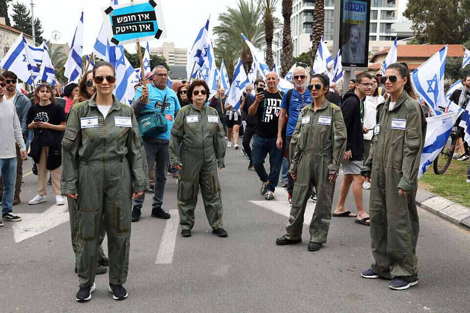 מייצג המדמה טייסים של חיל האוויר ב רחוב קפלן ב תל אביב (ארכיון)