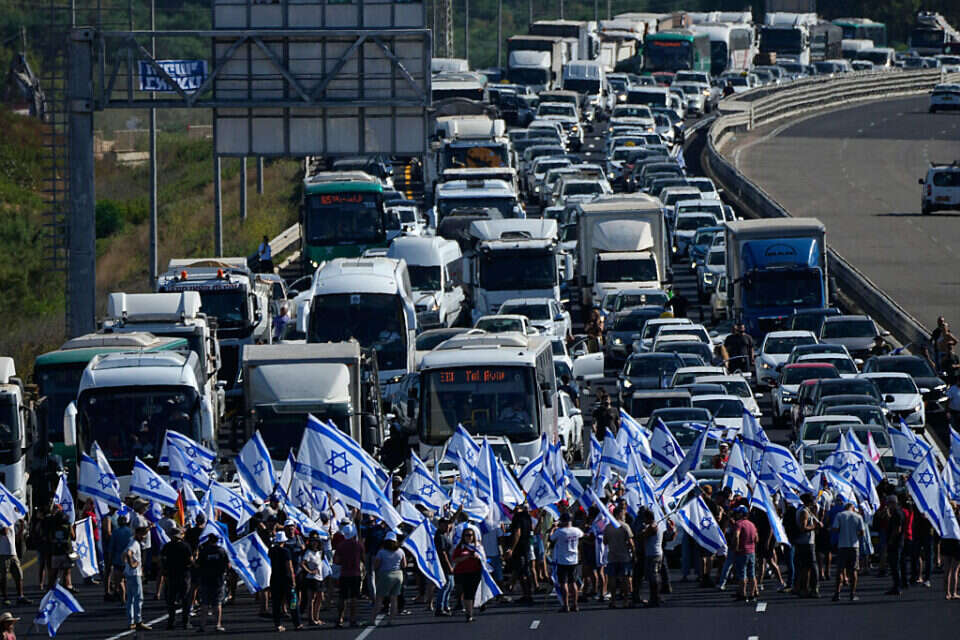 חסימת כבישים בעקבות ההפגנות נגד הרפורמה המשפטית