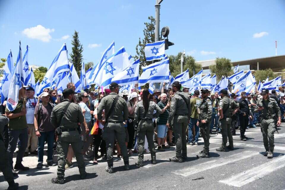 כוחות מג"ב עם מפגינים בירושלים , יואב דודקביץ TPS 2