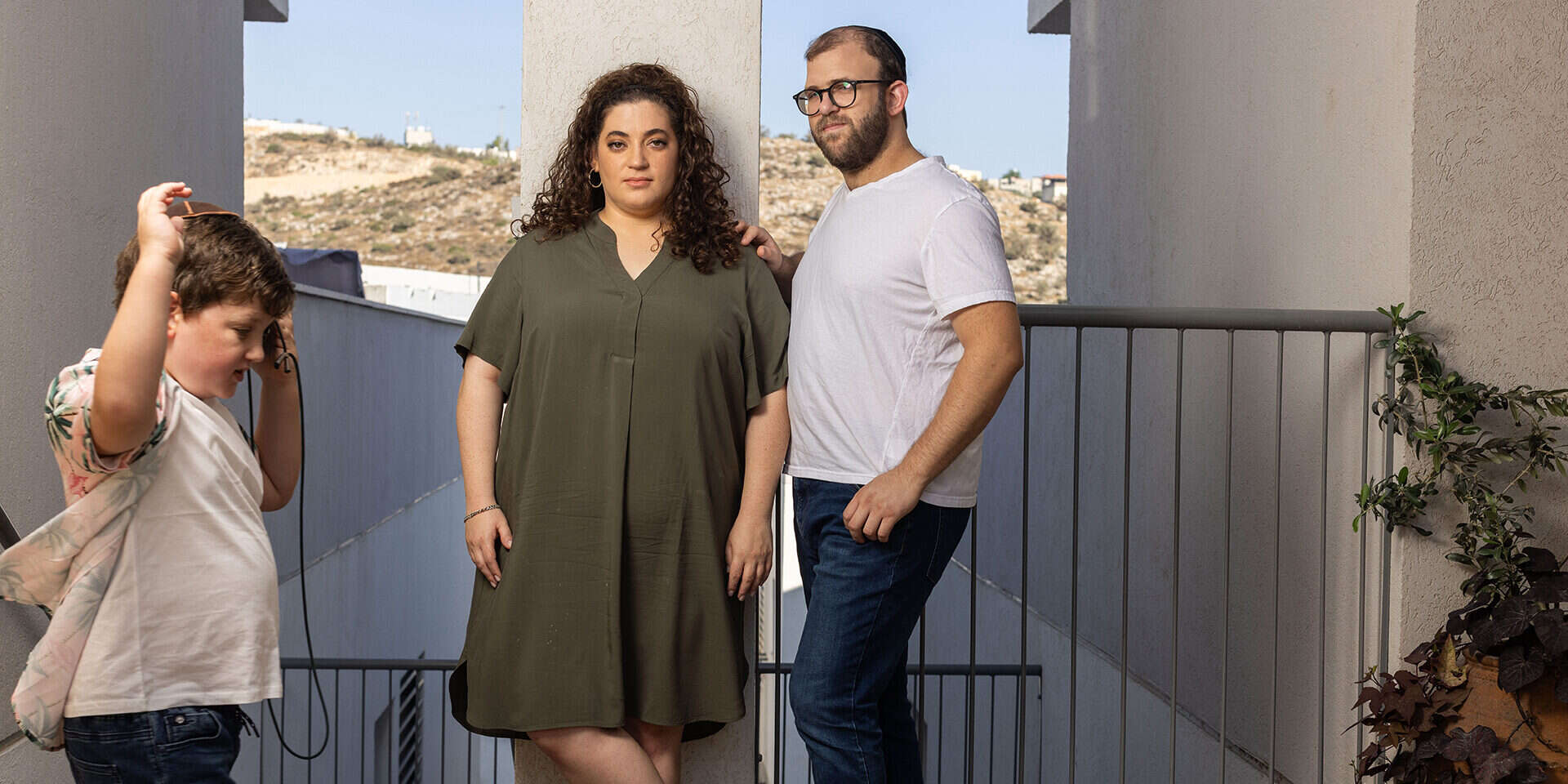 אהרון, הניה וארי ביישוב אלקנה, שם הם גרים כיום. "במובן מסוים הגענו אל המנוחה והנחלה" , אבישג שאר־ישוב