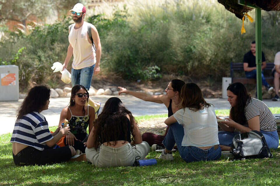 סטודנטיות באוניברסיטת בן גוריון. אילוסטרציה , דודו גרינשפן