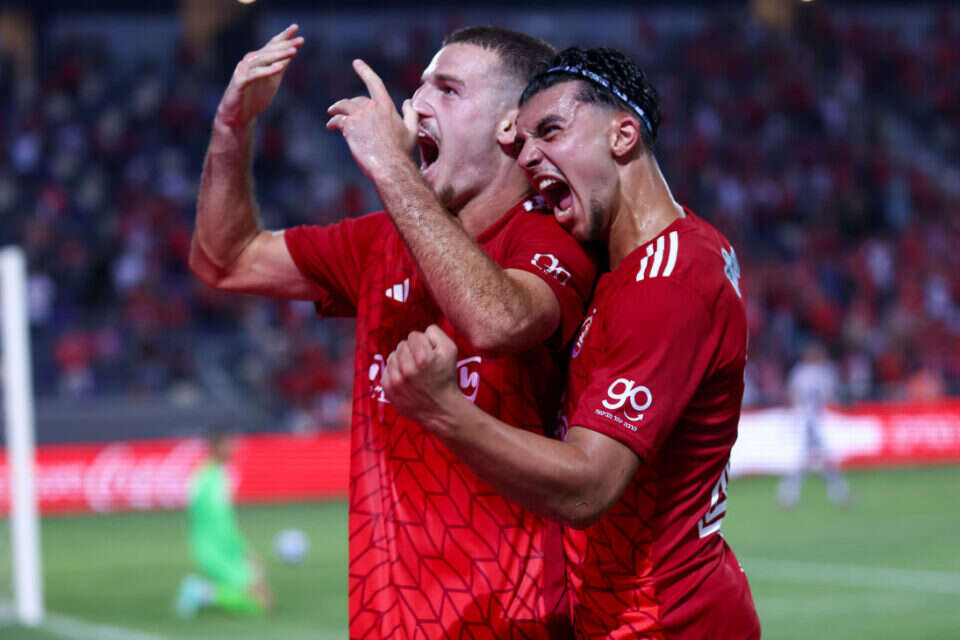 האדומים יצאו למחנה בגרמניה , אלן שיבר