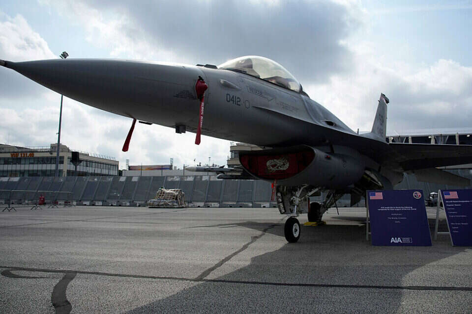 "להרתיע את האיראנים ולהגן על האוניות". מטוס F-16 , אי.פי