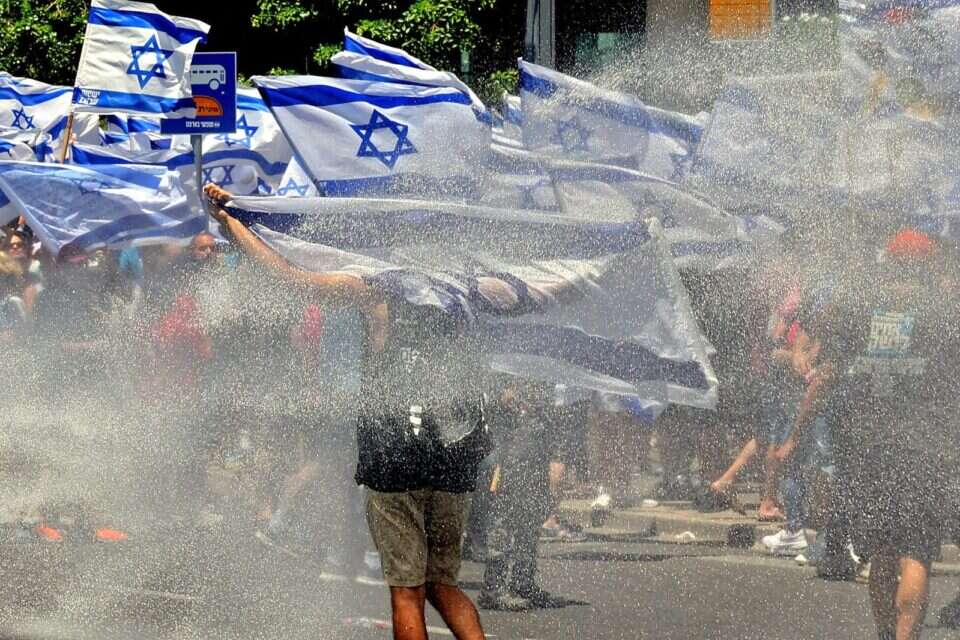 מפגינים חוסמים כביש בשבוע שעבר. אסור לסכן חיים , אי.אף.פי