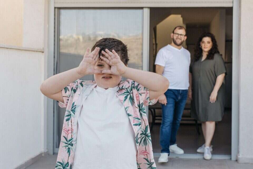 "שלושתנו" , אבישג שאר-ישוב