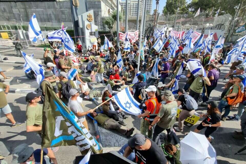 מחאת פעילי "אחים לנשק" מול הקריה בתל אביב