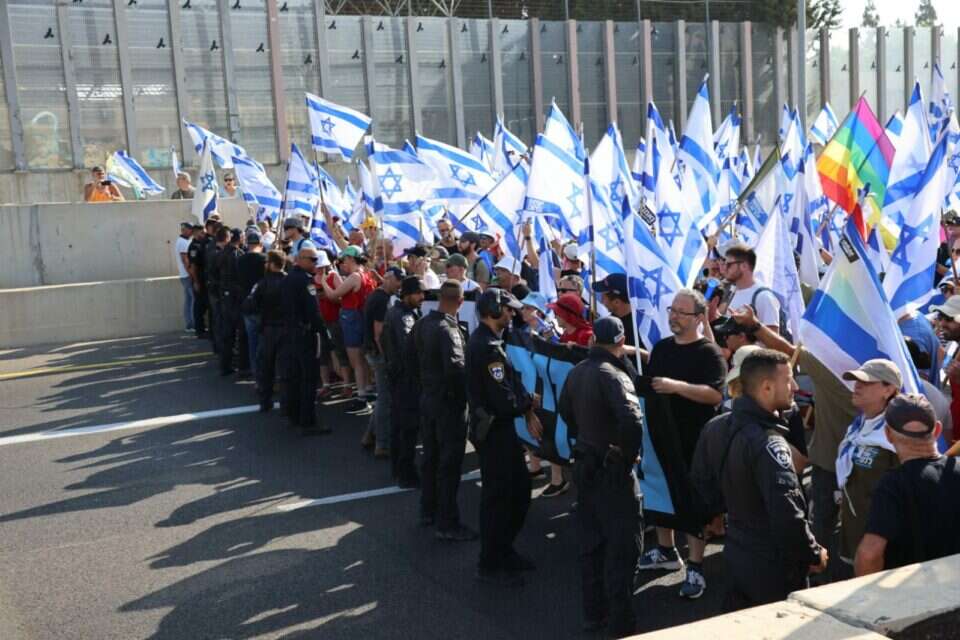 המשטרה בפריסה נרחבת. שוטרים מול מפגינים בכביש 531 רעננה-הרצליה ,