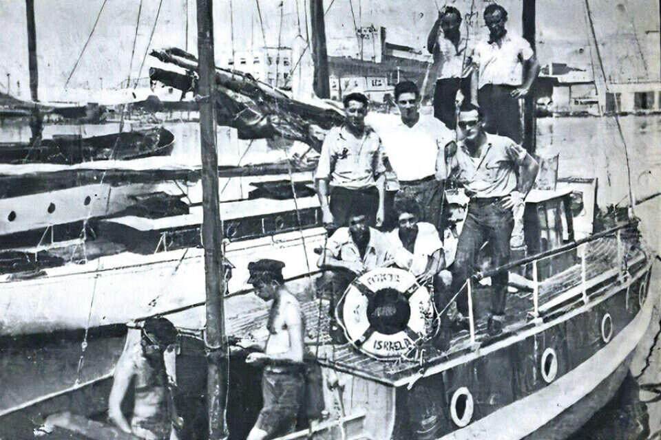 צוות "ישראלה" עם מלחים ישראלים באיטליה, 1953 , על פי סעיף 27א' לחוק זכויות יוצרים