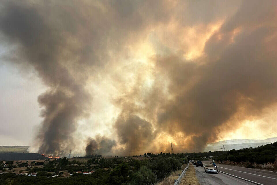 כוחות הכיבוי נאבקים בשריפה ממערבית לאתונה , רויטרס/Fedja Grulovic