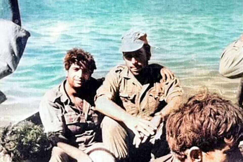 חיילים מצרים עם שבויים ישראלים ממוצב המזח, אוקטובר 1973. "בתעלת סואץ נערוך גם טקס זיכרון. בכל זאת, השארנו שם הרבה מאוד חברים" , ללא קרדיט