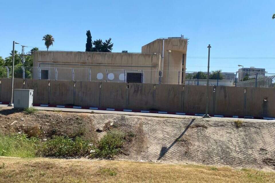 המבנה החלופי שנמצא בראש העין , אלעד כץ