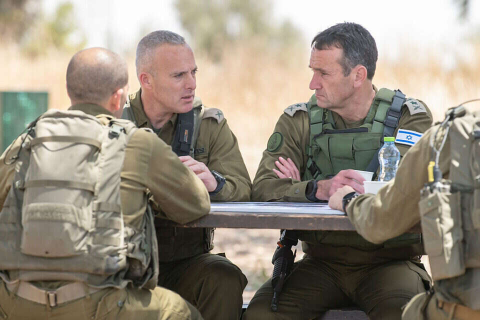 יתקיימו שיחות ביחידות. הרמטכ"ל הרצי הלוי בהערכת מצב באוגדת עזה (ארכיון) , דובר צה"ל