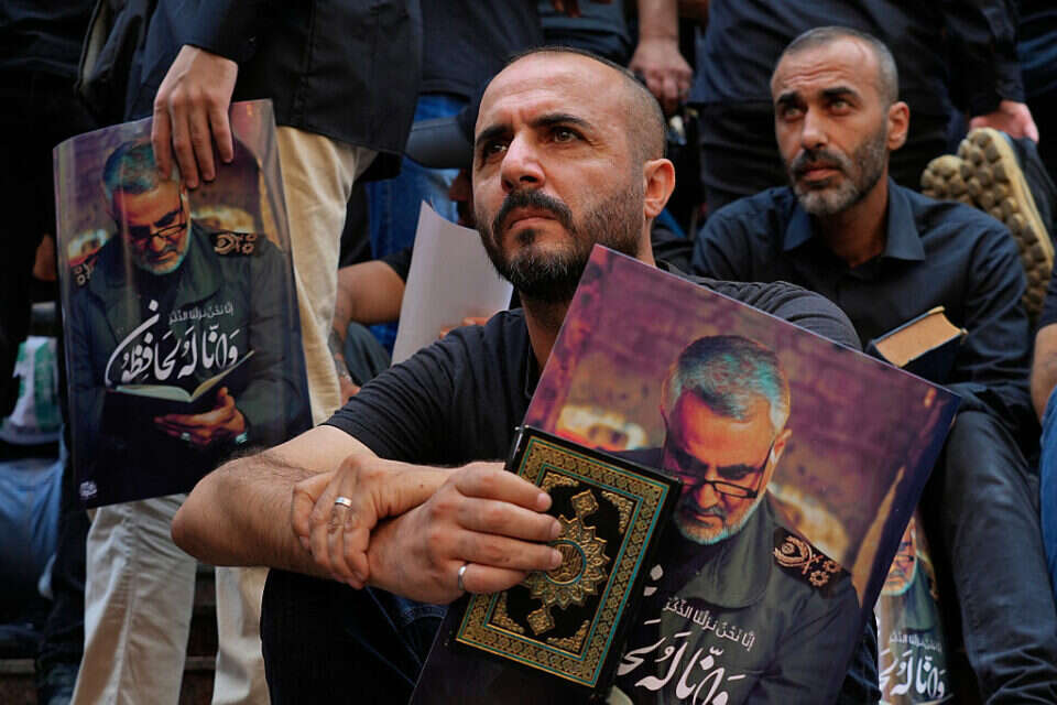 פעילי חיזבאללה בלבנון התקבצו ביום שישי להפגנה ביירות נגד שבדיה , אי.פי