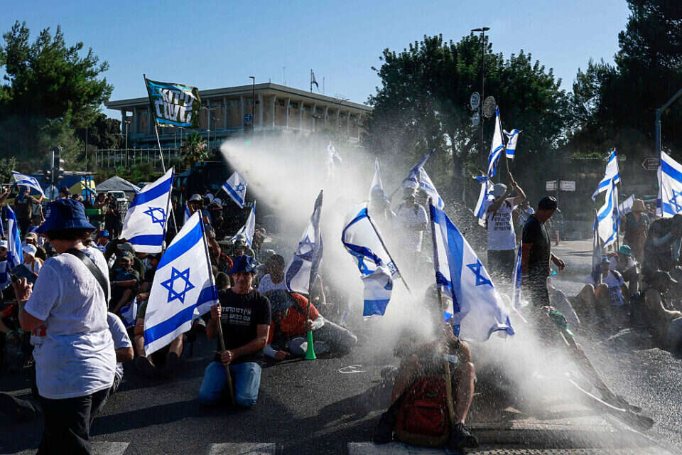מכתזיות מופעלות נגד מפגינים בירושלים