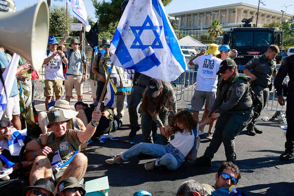 שוטרים מפנים מפגינים, היום