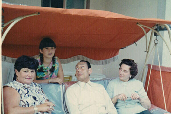אנה וקרלה בביקור אצל ד"ר הלמי ואשתו אמי 
ברלין 1968
 , באדיבות קלרה גרינשפאן