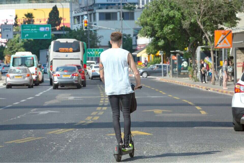 רוכב קורקינט בת"א (למצולם אין קשר לידיעה)צילום אילוסטרציה: משה שי