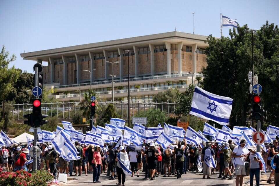 מפגינים מחוץ לכנסת