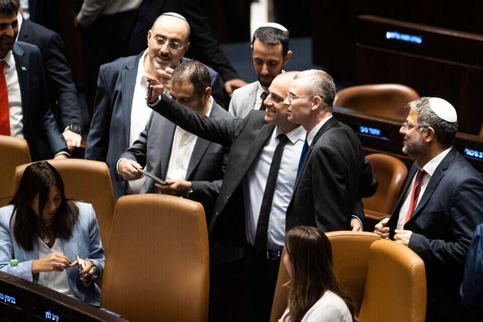 חברי הקואליציה לאחר ההצבעה. צילום: אורן בן חקון , 