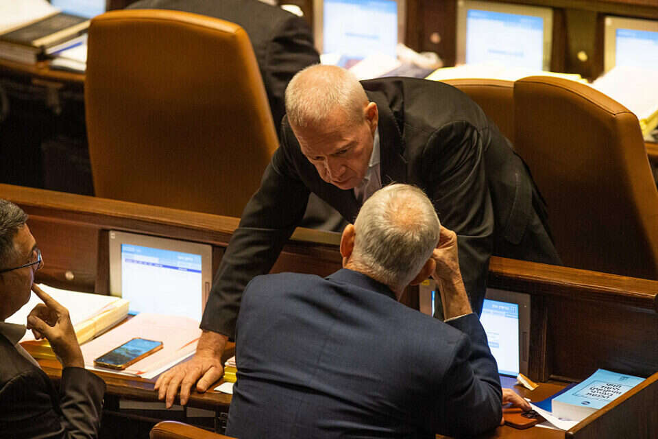 התרוצץ כדי להשיג פשרה. יואב גלנט וחברי האופוזיציה , 