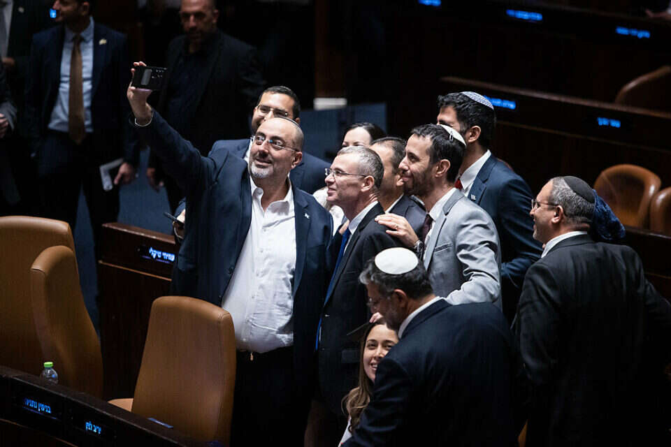 חברי כנסת מהקואליציה חוגגים את העברת צמצום עילת הסבירות