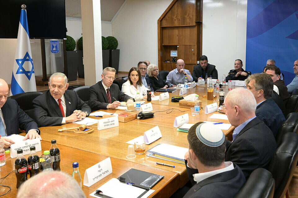 ישיבת קבינט ,  עמוס בן גרשום / לע״מ