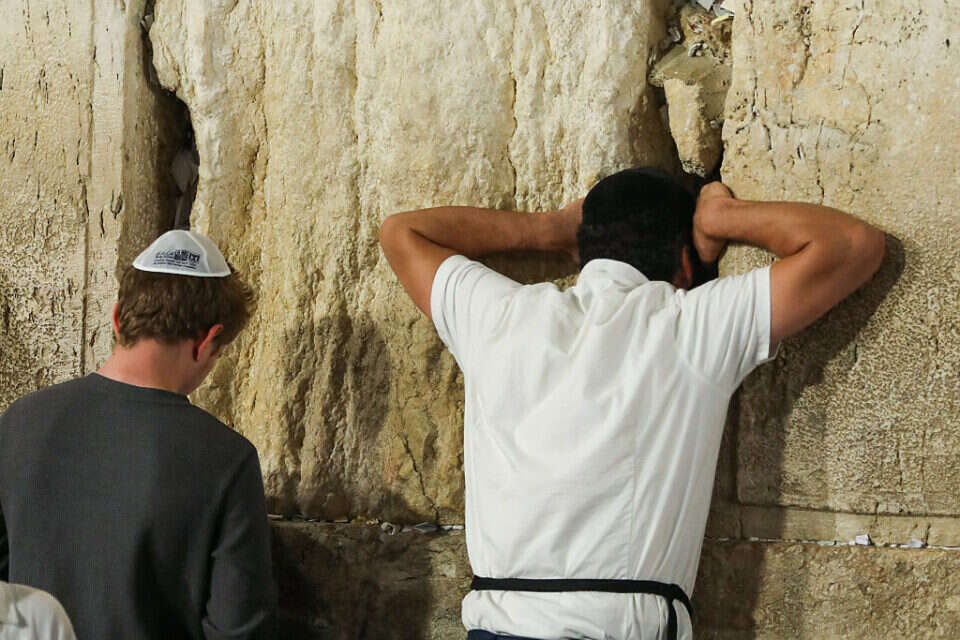 מתפללים בכותל המערבי בתשעה באב. ארכיון , אורן בן חקון